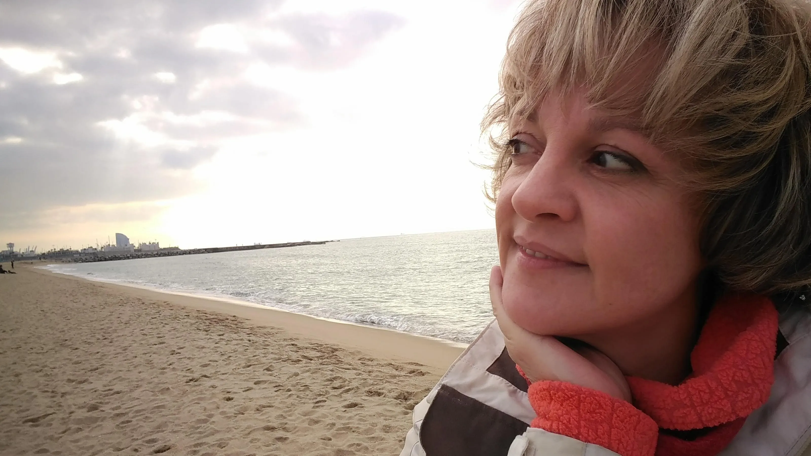 Imagen de Eva con la playa de fondo